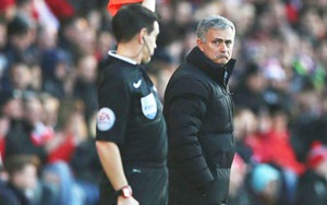 Mourinho chỉ trích trọng tài. Van Gaal ức chế với hàng thủ. Wenger bênh Sanchez