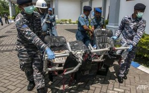 Tìm kiếm máy bay AirAsia: Tiếp tục bắt được tín hiệu hộp đen