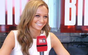 Cả thế giới phát sốt vì nữ MC xinh đẹp, nói 4 thứ tiếng ở Gala trao giải Quả bóng Vàng