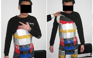 Hài hước tay buôn lậu quấn điện thoại iPhone kín người