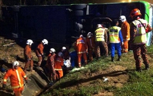 Lật xe buýt làm 8 người thiệt mạng, 22 người bị thương