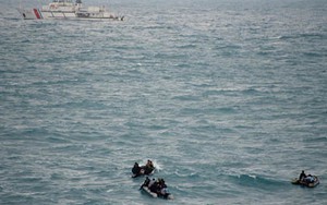 Tìm kiếm nạn nhân và máy bay QZ 8501: Tìm thấy 53 thi thể, nhận dạng 45 người