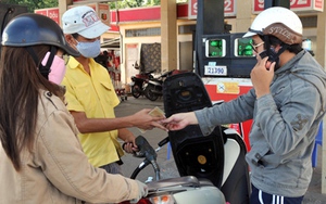 Giá xăng giảm 'sốc' còn 15.670 đồng/lít