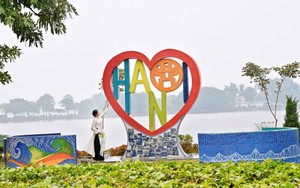 Chùm ảnh 'Trái tim Tình yêu Hà Nội' bên hồ Trúc Bạch