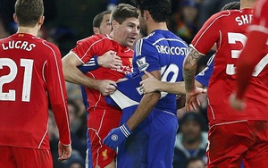 Diego Costa đạp vào chân Emre Can và Skrtel, suýt choảng nhau với Gerrard