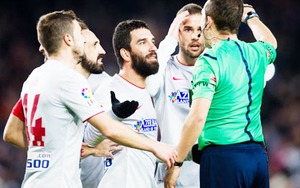 ĐIÊN RỒ trận Atletico - Barca: Arda Turan ném giày vào TRỌNG TÀI, có thể bị treo giò 3 tháng