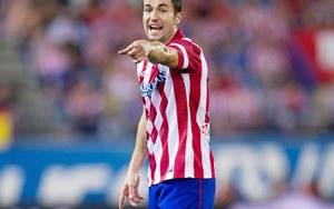 Vì sao đội trưởng Atletico bị đuổi TRONG ĐƯỜNG HẦM giữa 2 hiệp trận thua Barcelona?