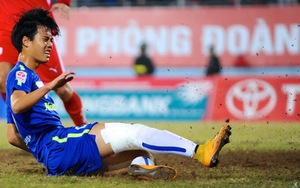 Mặt sân và cái nhà vệ sinh