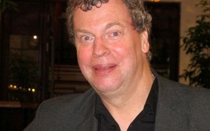 Nhà thơ Dick Gebuys: Tại sao các bạn cứ nghe những bài hát hạng hai của Mỹ?