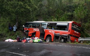 Xe khách đâm vào vách núi