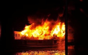 Cháy tàu du lịch nghỉ đêm trên Vịnh Hạ Long