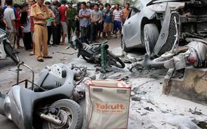 Kinh hoàng xe du lịch đâm liên hoàn 8 xe máy