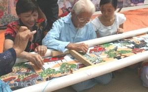Tranh thêu 1,7 tấn trong cảnh 'phủ bạt buộc thừng'!