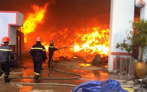 Hàng nghìn mét vuông nhà xưởng bị cháy rụi tại thị trấn Nam Sách