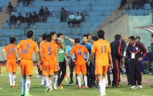 Trận SHB Đà Nẵng - QNK Quảng Nam: Trọng tài phải ra về cùng cảnh sát
