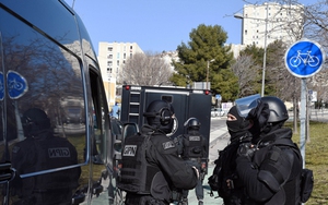 Cảnh sát Pháp bị xả súng nơi Thủ tướng đang ở thăm