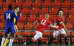 Valdes, Young giúp Man United ngược dòng, đả bại Chelsea