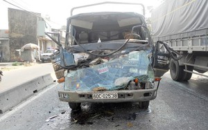 Xe tải đấu đầu, lái và phụ xe kẹt chết trong ca bin