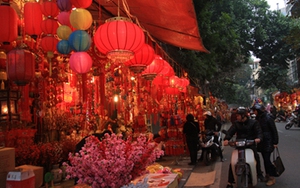 Chợ Tết phố cổ Hàng Lược ngập đèn lồng đỏ Trung Quốc