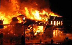 Đốt lửa sưởi ấm một bà cụ bị thiêu