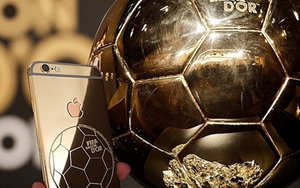 Ronaldo dùng iPhone bằng vàng, in hình Bóng Vàng. Falcao gây tranh cãi với tấm da hổ