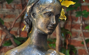 PHÁT HIỆN: Hàng trăm lá thư và chìa khóa tình yêu trong tượng nàng Juliet ở Verona