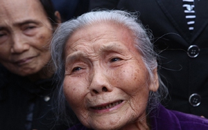 Người dân lặng lẽ xếp hàng dài vào viếng ông Nguyễn Bá Thanh