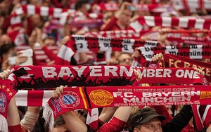 Khán giả Đức và tấm băng-rôn khiêu khích Premier League