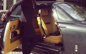 Adebayor khoe siêu xe trị giá 360.000 bảng trên sân tập của Tottenham