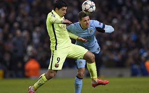 SỐC: Luis Suarez lại cố gắng cắn tay Martin Demichelis