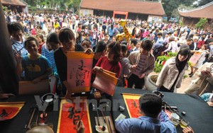 'Sốt chữ' tại Văn Miếu: Đừng cố hoài cổ!