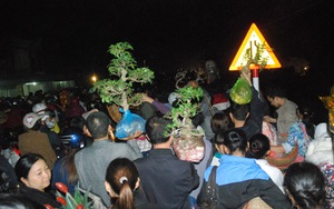 Biển người đổ về chợ Viềng bán rủi cầu may mỗi năm một lần