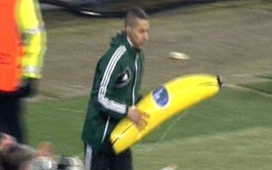 BÊ BỐI ở Europa League: Gervinho bị ném chuối, CĐV Ukraina đánh nhau