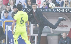 HÀI HƯỚC: HLV Luis Enrique cứu bóng kiểu... bọ cạp