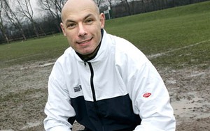 CẬP NHẬT tin tối 1/3: Nước Anh kêu gọi Howard Webb trở lại cầm còi. Arsenal tìm người thay Cazorla