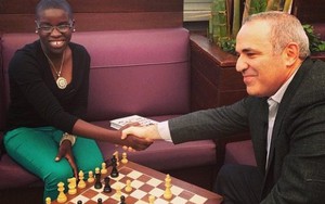 Thần đồng cờ vua Uganda Phiona Mutesi: Từ khu ổ chuột lên màn bạc