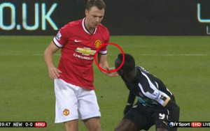 CHÍNH THỨC: Evans bị treo giò 6 trận, Cisse 7 trận vì hành động 'phun mưa'