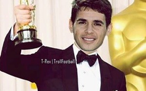 ẢNH CHẾ: Trao ngay giải Oscar cho Oscar! Cầu thủ Chelsea bu lấy trọng tài khắp nơi