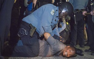 Bạo loạn do phân biệt chủng tộc ở thành phố Ferguson, 2 cảnh sát bị bắn