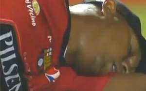 HÀI HƯỚC: Thủ môn giả vờ ngất để tránh thẻ đỏ (nhưng vẫn không thoát!)