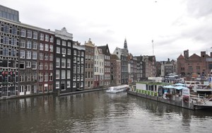 Cối xay gió, kênh rạch và phố đèn đỏ