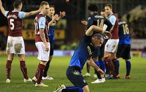 Pellegrini sai! Cầu thủ Man City cũng bu lấy trọng tài y hệt Chelsea