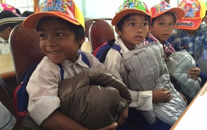 Cơm có thịt 'bắt tay' Mô-tô học bổng tại cầu Hiền Lương