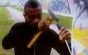 Salomon Kalou bùng búa đục vỡ 'Bức tường Berlin' vì nghĩ là... 'hàng thủ Schalke'