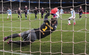 Tiết lộ: Ter Stegen đẩy penalty của Aguero nhờ được Mascherano 'nhắc bài'