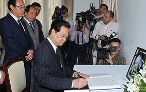 Thủ tướng Nguyễn Tấn Dũng ký sổ tang nguyên Thủ tướng Singapore Lý Quang Diệu