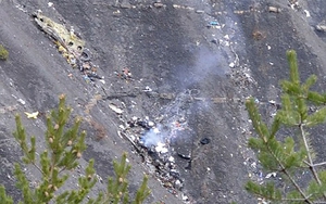 Xác máy bay A320 rơi ở Pháp trải rộng trên sườn núi