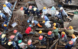 Thủ tướng yêu cầu khẩn trương cứu nạn vụ sập giàn giáo