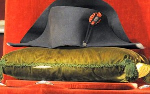 Chiếc mũ của Napoleon trở về Waterloo