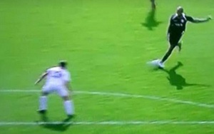 Thierry Henry lại sử dụng tuyệt chiêu 'lườm rau gắp thịt'